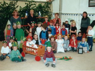 Die Kinder des evangelischen Kindergartens Asbach mit ihren Erzieherinnen